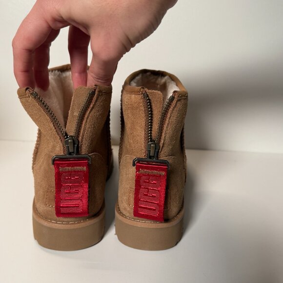 UGG Classic Mini Logo Zip - W7 - Picture 4 of 9
